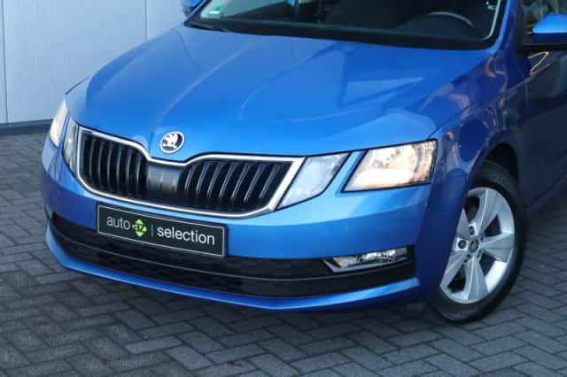 Škoda Octavia (2019) thumbnail 3
