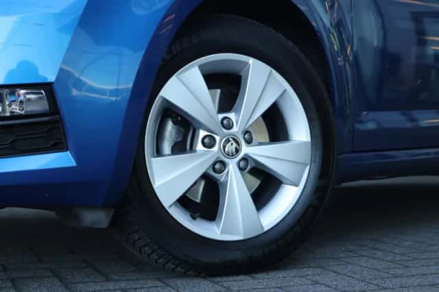 Škoda Octavia (2019) thumbnail 4