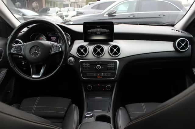 Mercedes-Benz GLA (2017) thumbnail 2