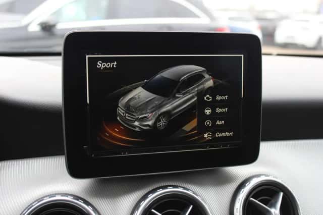 Mercedes-Benz GLA (2017) thumbnail 24