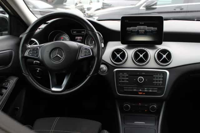 Mercedes-Benz GLA (2017) thumbnail 9