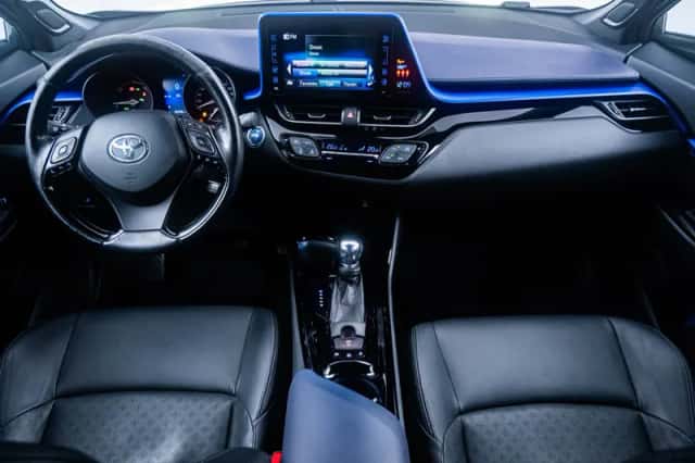 Toyota C-HR (2018) thumbnail 2