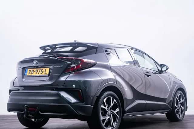Toyota C-HR (2018) thumbnail 3