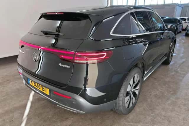 Mercedes-Benz EQC (2022) thumbnail 2