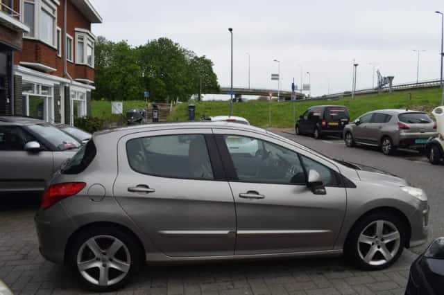 Peugeot 308 (2010) thumbnail 6