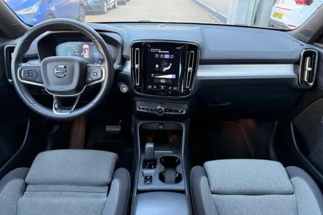 Volvo XC40 (2023) thumbnail 4