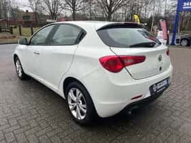 Alfa Romeo Giulietta (2015) thumbnail 3