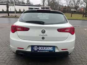 Alfa Romeo Giulietta (2015) thumbnail 4
