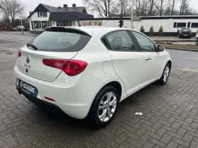 Alfa Romeo Giulietta (2015) thumbnail 5