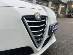 Alfa Romeo Giulietta (2015) thumbnail 9