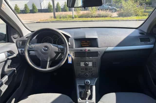 Opel Astra (2004) thumbnail 2