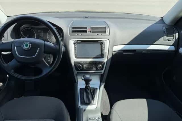 Škoda Octavia (2011) thumbnail 2