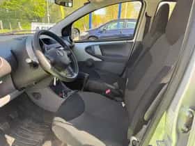 Toyota Aygo (2009) thumbnail 12