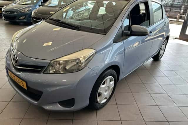 Toyota Yaris (2012) thumbnail 1