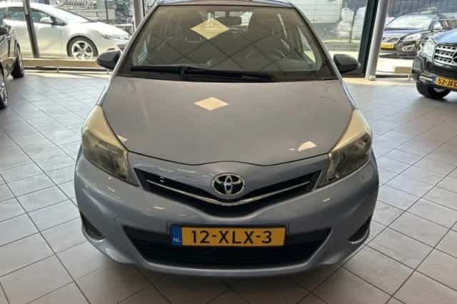 Toyota Yaris (2012) thumbnail 2