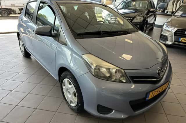 Toyota Yaris (2012) thumbnail 4
