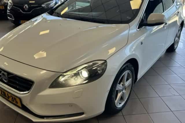 Volvo V40 (2014) thumbnail 1