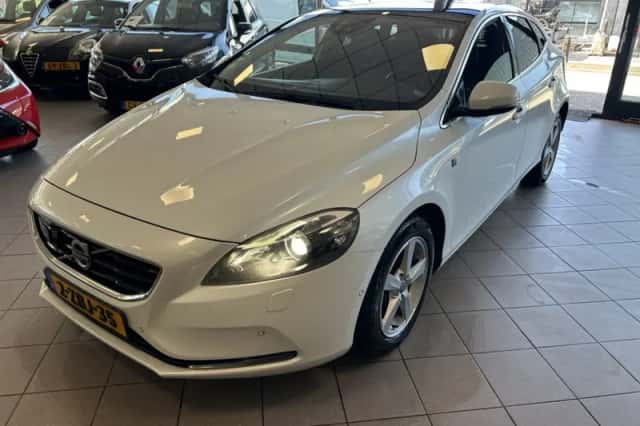 Volvo V40 (2014) thumbnail 2