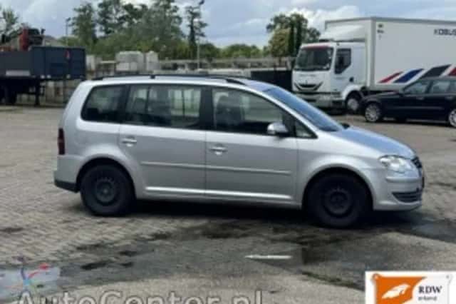 Volkswagen Touran (2008) thumbnail 3
