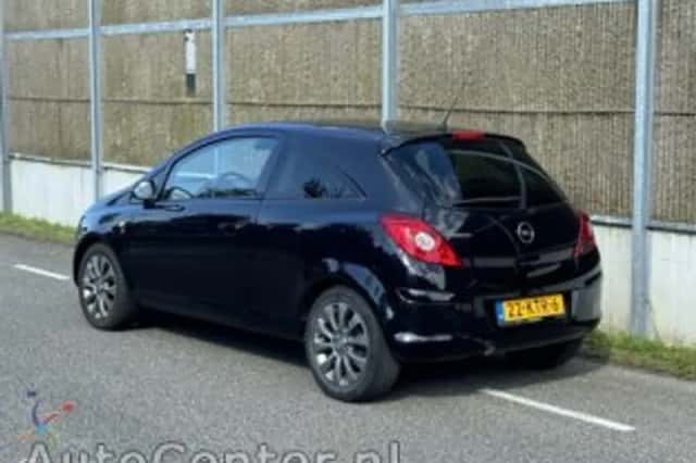 Opel Corsa (2010) thumbnail 4
