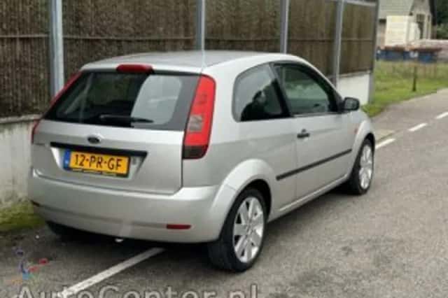 Ford Fiesta (2004) thumbnail 4