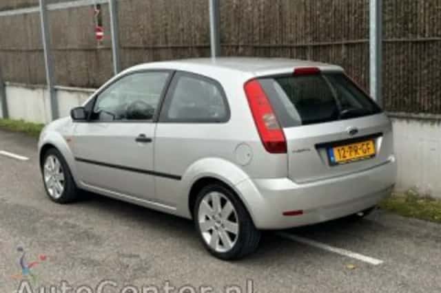 Ford Fiesta (2004) thumbnail 5