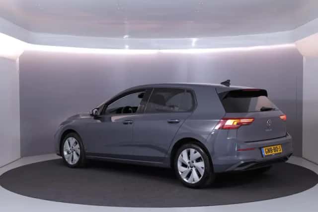 Volkswagen Golf (2024) thumbnail 3