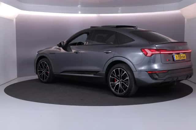 Audi Q8 (2023) thumbnail 3