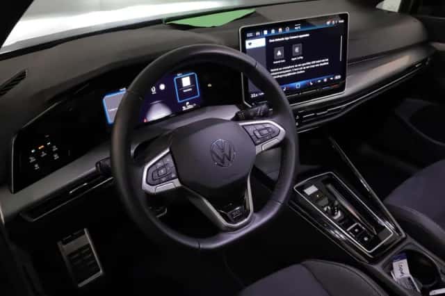 Volkswagen Golf (2024) thumbnail 6
