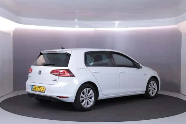 Volkswagen Golf (2017) thumbnail 4
