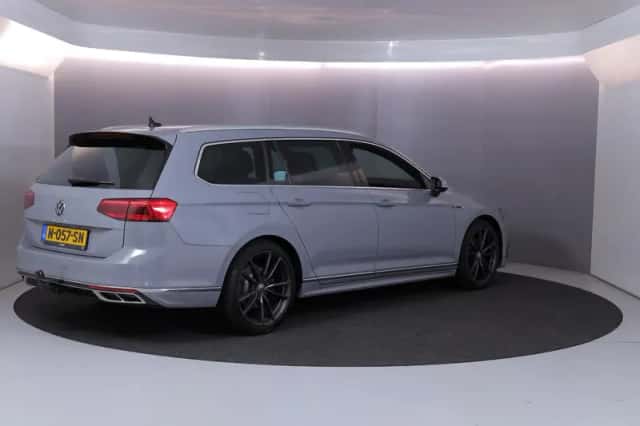 Volkswagen Passat (2021) thumbnail 3
