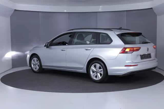 Volkswagen Golf (2023) thumbnail 3