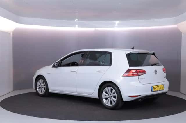 Volkswagen Golf (2017) thumbnail 3