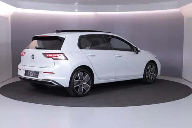 Volkswagen Golf (2025) thumbnail 4