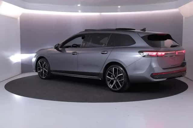 Volkswagen Passat (2025) thumbnail 3