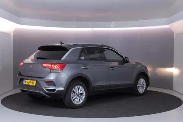 Volkswagen T-Roc (2022) thumbnail 3
