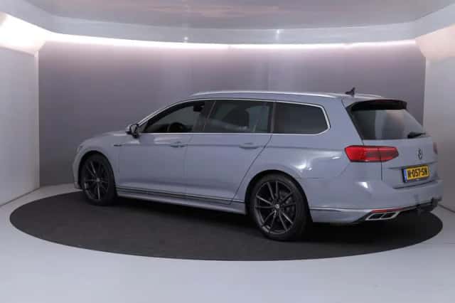Volkswagen Passat (2021) thumbnail 2