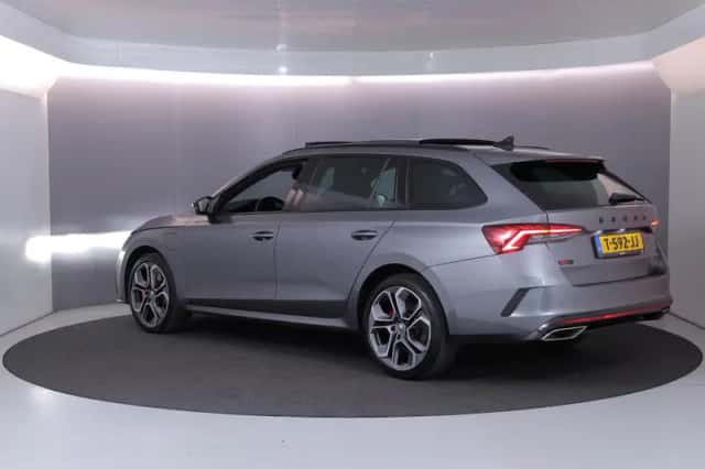 Škoda Octavia (2023) thumbnail 3