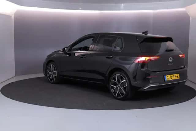 Volkswagen Golf (2024) thumbnail 2