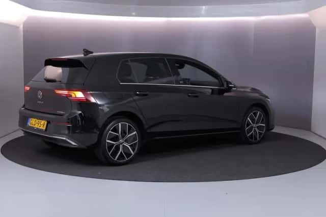 Volkswagen Golf (2024) thumbnail 3