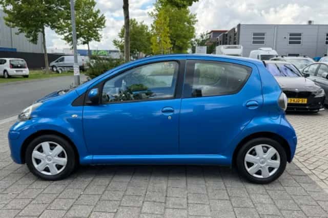 Toyota Aygo (2011) thumbnail 2