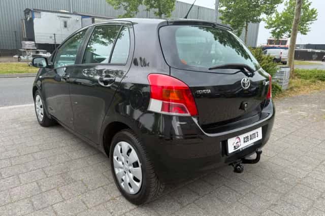 Toyota Yaris (2009) thumbnail 3