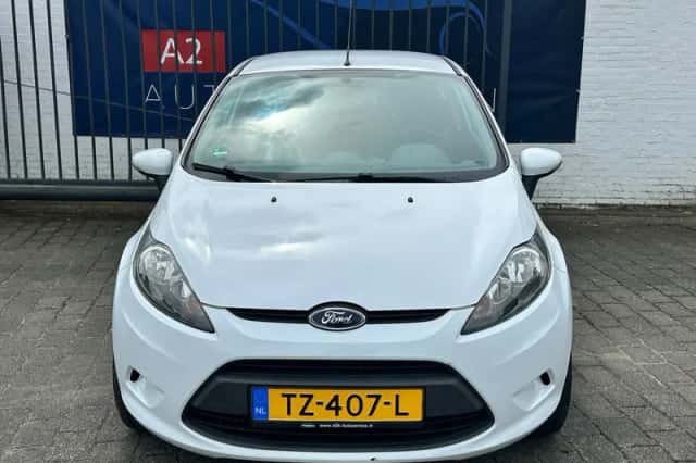 Ford Fiesta (2010) thumbnail 2
