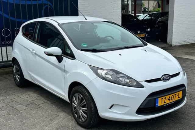 Ford Fiesta (2010) thumbnail 3