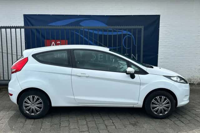 Ford Fiesta (2010) thumbnail 5