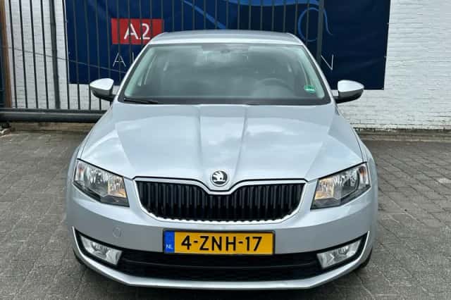 Škoda Octavia (2015) thumbnail 2