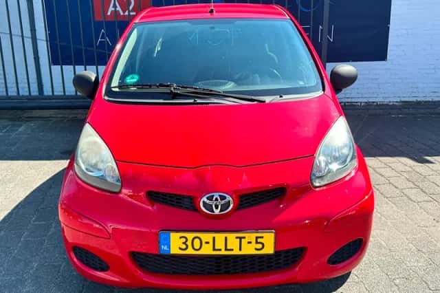 Toyota Aygo (2010) thumbnail 2