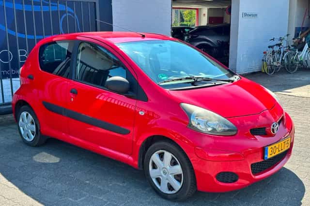 Toyota Aygo (2010) thumbnail 3