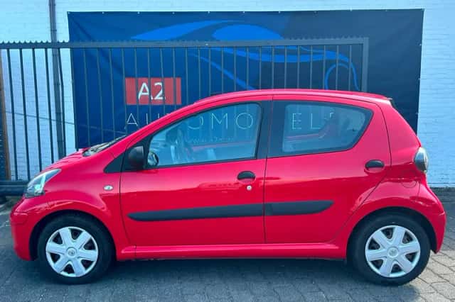 Toyota Aygo (2010) thumbnail 4