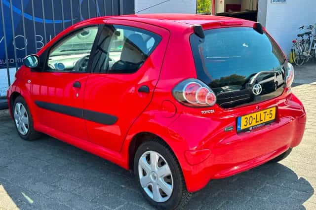 Toyota Aygo (2010) thumbnail 6